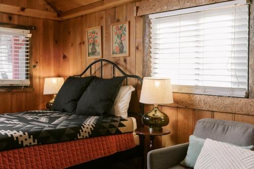 2405 - Oak Knoll Studio #6 cabin