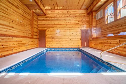 Ranger by AvantStay Huge Smokies Cabin w Pool - Sevierville