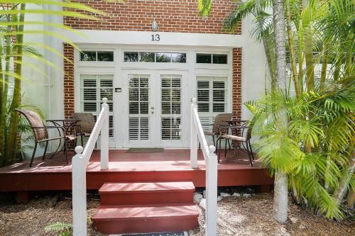 Key West Found by AvantStay Close to Shops w Patio Shared Pool Week Long Stays Only