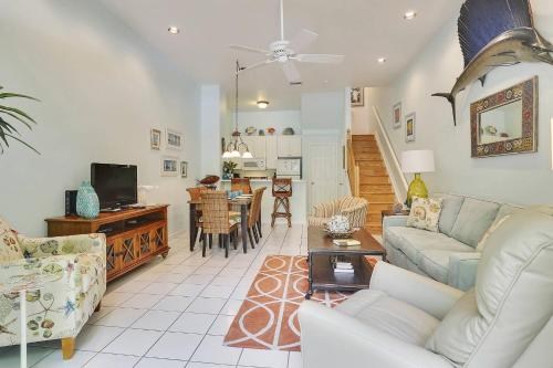 Key West Found by AvantStay Close to Shops w Patio Shared Pool Week Long Stays Only