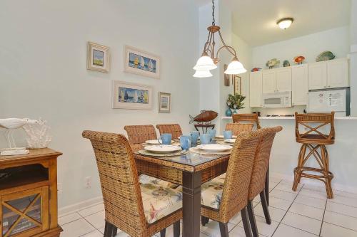 Key West Found by AvantStay Close to Shops w Patio Shared Pool Week Long Stays Only