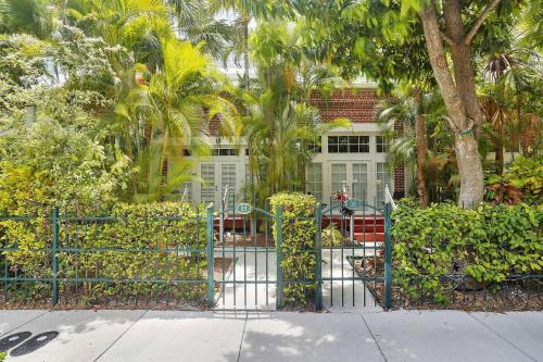 Key West Found by AvantStay Close to Shops w Patio Shared Pool Week Long Stays Only