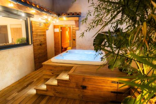 Hot tub, Cocon Nature Montpellier - Jacuzzi & Sauna - 300m du Tramway near La Maison Waucheul