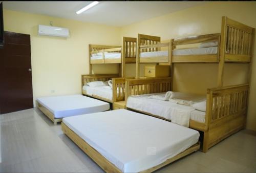 4 queen beds, 2 double beds, 1 sofa bed