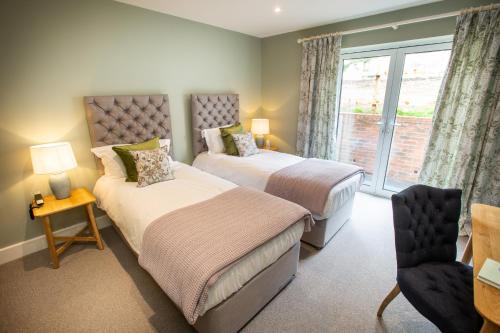 2 twin beds