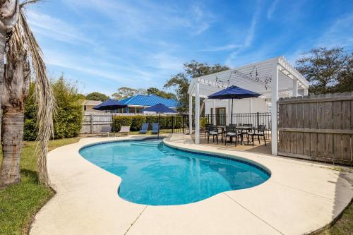 Pelican Retreat by AvantStay 5 MINS TO BEACH Pet Friendly w Pool BBQ