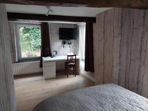 Single Room with Garden View image 5