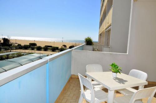 Bright and functional flat with seaview balcony