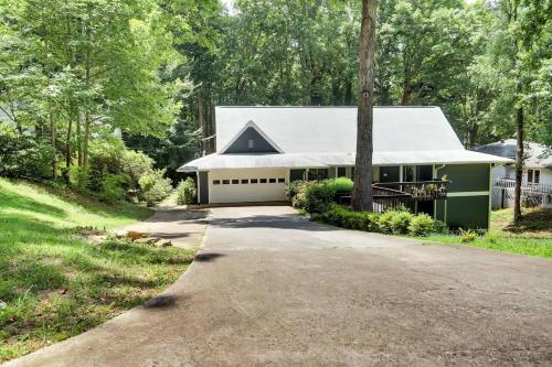 Modern Luxe Family & Groups Friendly Bungalow with Patio & Workspace in Marietta, USA