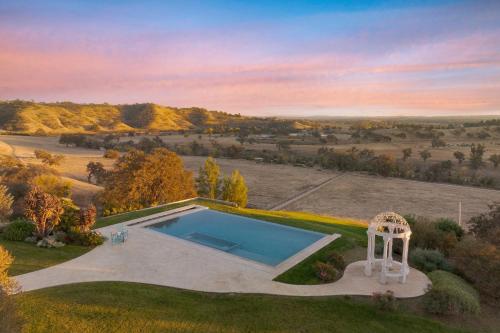 Eagle Oak Ranch by AvantStay Views Pool Privacy