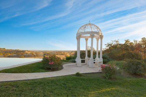 Eagle Oak Ranch by AvantStay Views Pool Privacy