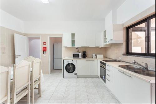 Cocina, Blife Aerya private rooms - Airport stay in Montenegro