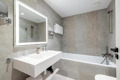 513493831 Hôtel Apollinaire Nice
