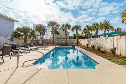 Destin Dolphin by AvantStay 2 Mins Walk To Beach w Pool Large Outdoor Entertaining Area