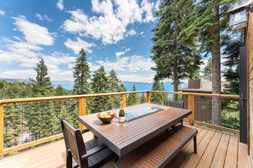 Lake Tahoe Luxury Cabin by AvantStay Lake View