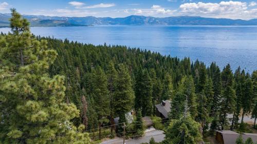 Lake Tahoe Luxury Cabin by AvantStay Lake View