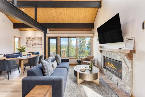 Lake Tahoe Luxury Cabin by AvantStay Lake View