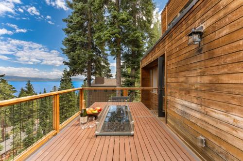 Lake Tahoe Luxury Cabin by AvantStay Lake View