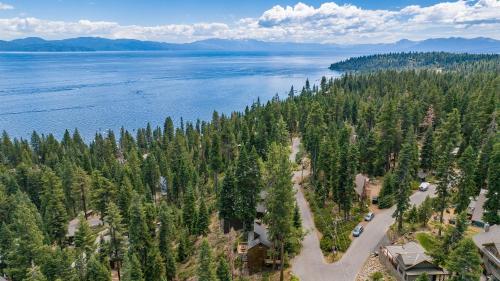 Lake Tahoe Luxury Cabin by AvantStay Lake View