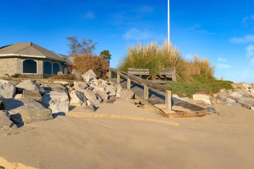 Bay House by AvantStay Waterfront Pier Pond