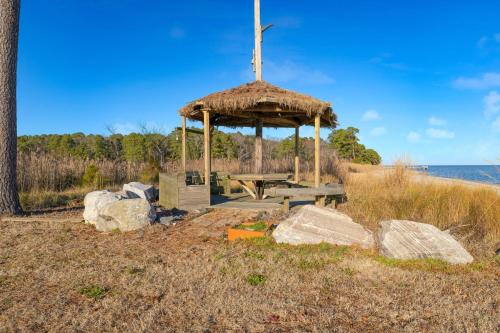 Bay House by AvantStay Waterfront Pier Pond