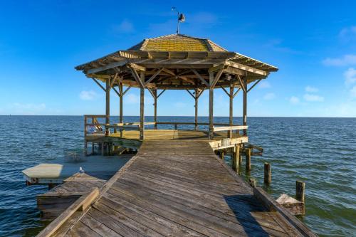 Bay House by AvantStay Waterfront Pier Pond