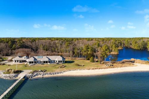 Bay House by AvantStay Waterfront Pier Pond