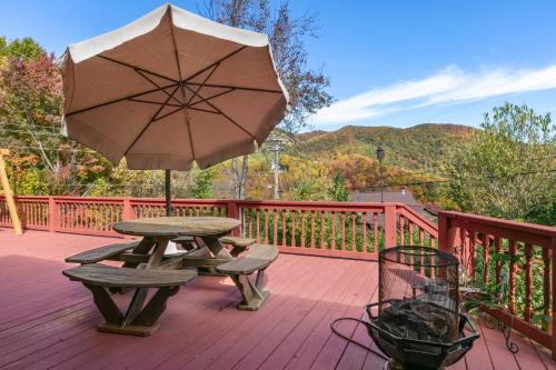 B&B Waynesville - Smoky Mountain Mecca by AvantStay Mountain Views - Bed and Breakfast Waynesville