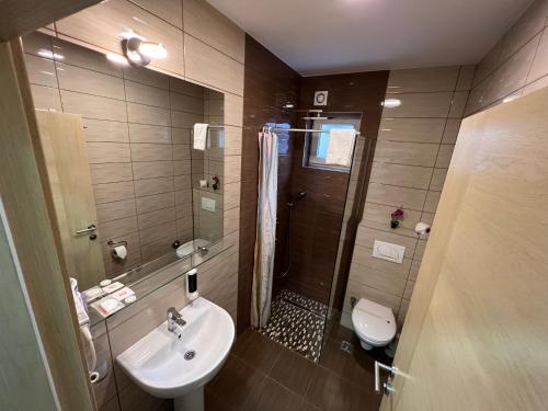 Deluxe Twin Room image 7