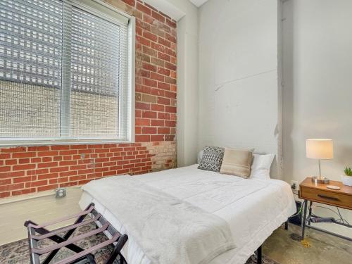 Stunning Downtown Studio With Rooftop Patio Stunning Downtown Studio With Rooftop Patio