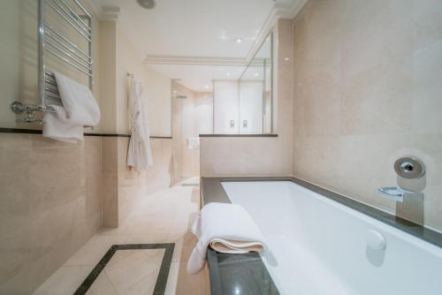 Bathroom, London Hilton on Park Lane in London