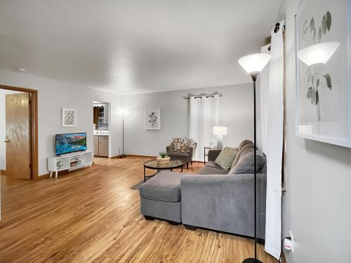 Family Friendly 3 Br 2 Bath Duplex Sleeps 9! in Drake Park
