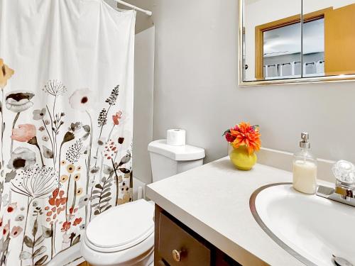 Family Friendly 3 Br 2 Bath Duplex Sleeps 9! in Des Moines, USA