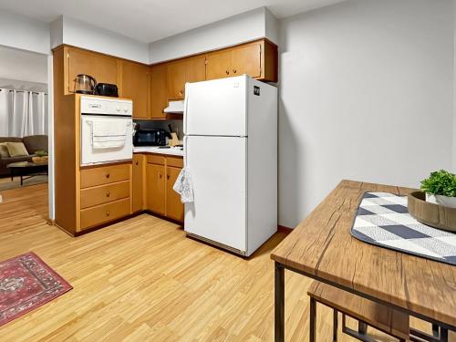 Family Friendly 3 Br 2 Bath Duplex Sleeps 9! in Drake Park