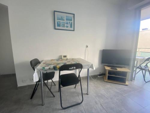 BEL APPARTEMENT P2 - CENTRE VILLE - BORD DE MER - image 5