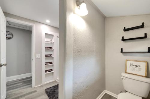 Tampa Bliss Comfy 2 Bedroom Apartment thumb 4
