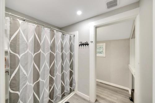 Tampa Bliss Comfy 2 Bedroom Apartment - image 4