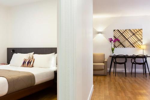 1 queen bed, 1 sofa bed