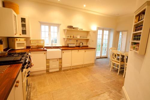 kök, Old Coastguards - Stunning Historic Cottage in Totland