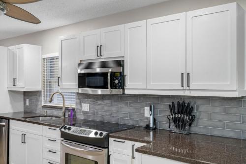 Tranquil Retreat with Huge Pool Near Tampa International Airport - image 2