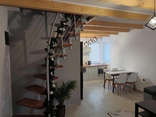 2 bedrooms, 6 beds