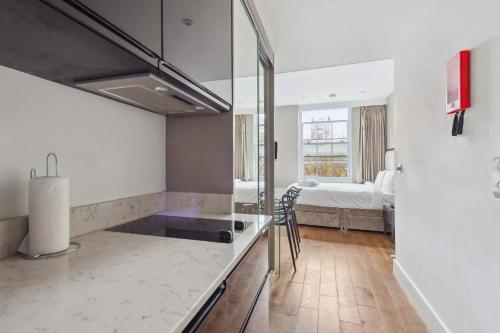 Golden Square - image 13