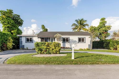 Luxury and Cozy Home on heart Miami w/Private Back