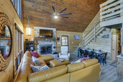 Deep Gap Cabin with 2 Decks and Community Amenities! in Powderhorn Mountain, USA