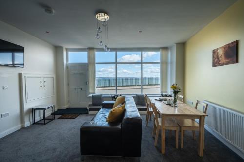 Central Tenby North Beach Apartment with Parking