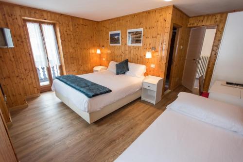 1 double bed, 1 twin bed