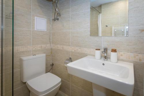 Modern and Bright Apartments near Center - FREE PARKING, Sofia (photo 5)