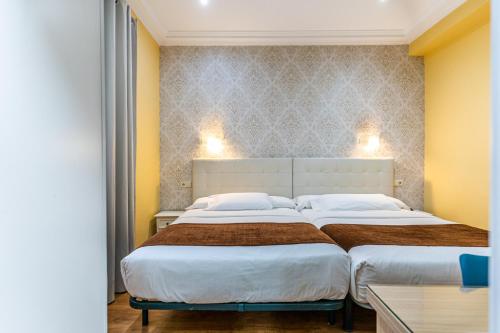 Standard Twin Room image 9