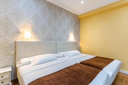 Standard Twin Room image 10