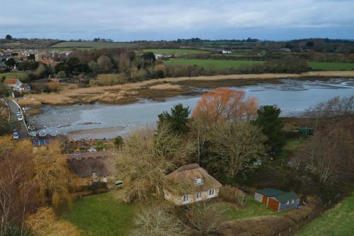 The Lodge: Adorable, Romantic Thatched Cottage